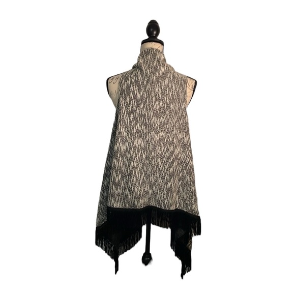 Jessica Simpson black and white mingled vest w/ fringe trim. Size XS - Picture 4 of 10